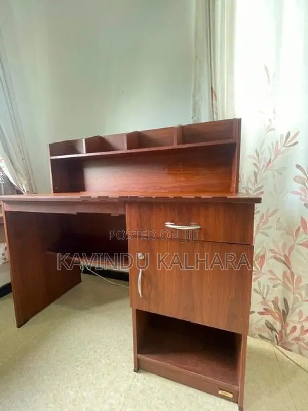 පොත් මේසය