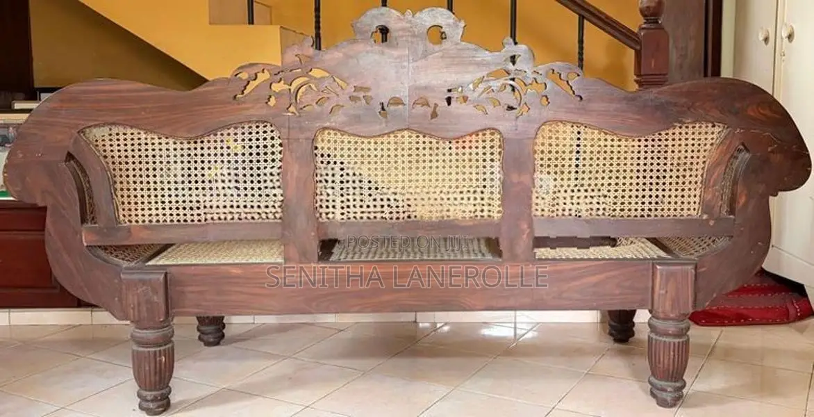 Antique Teak Couch (Kavichchi)
