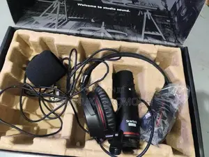 Focusrite Scarlett 2i2 Studio 4th Gen