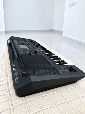 Yamaha PSR - SX900 With Hercules Keyboard Stand