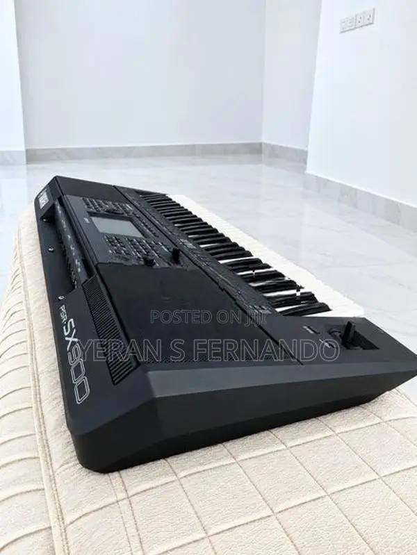 Yamaha PSR - SX900 With Hercules Keyboard Stand