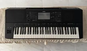 Yamaha PSR - SX900 With Hercules Keyboard Stand