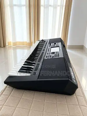 Yamaha PSR - SX900 With Hercules Keyboard Stand