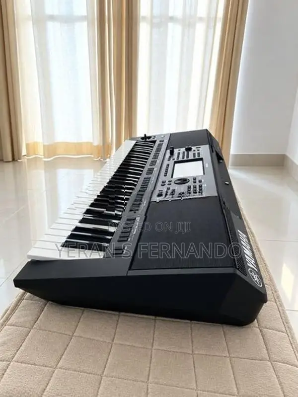Yamaha PSR - SX900 With Hercules Keyboard Stand