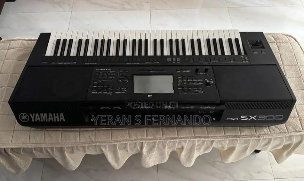 Yamaha PSR - SX900 With Hercules Keyboard Stand