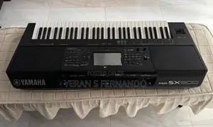 Yamaha PSR - SX900 With Hercules Keyboard Stand