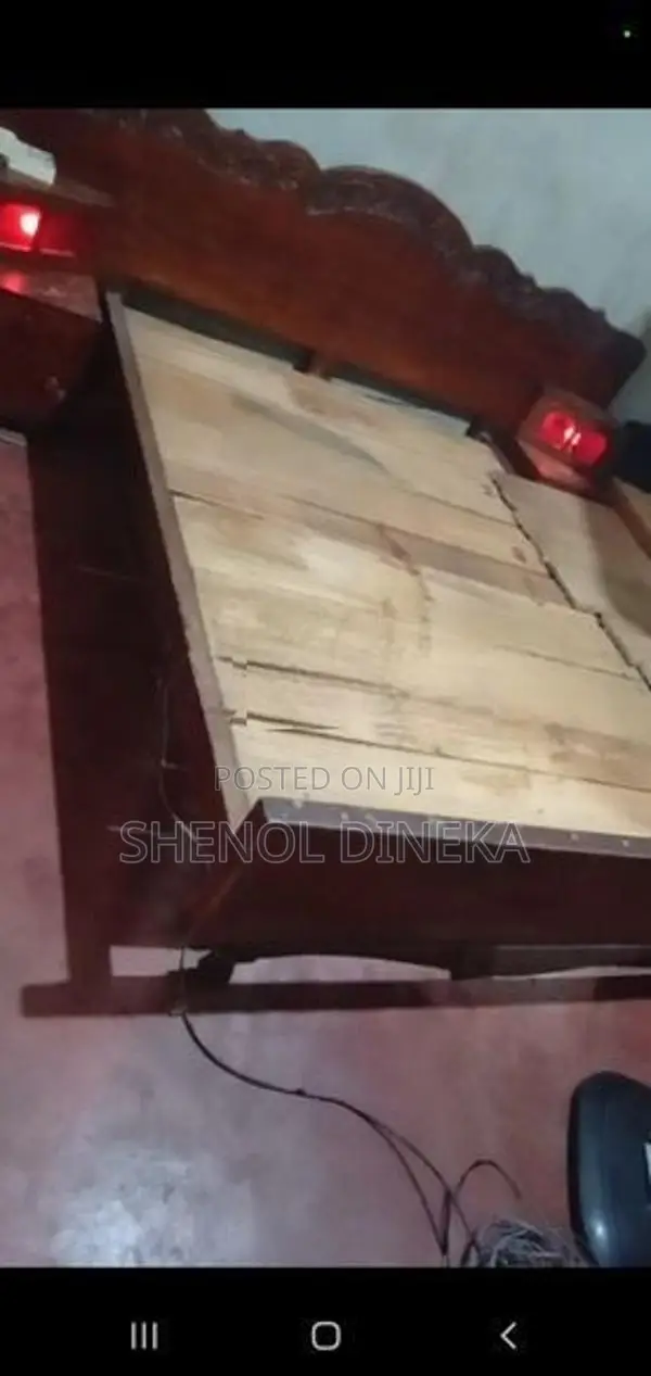 තෙක්ක ලියෙන් නිපදවන ලද සැපපහසු ඇදක්