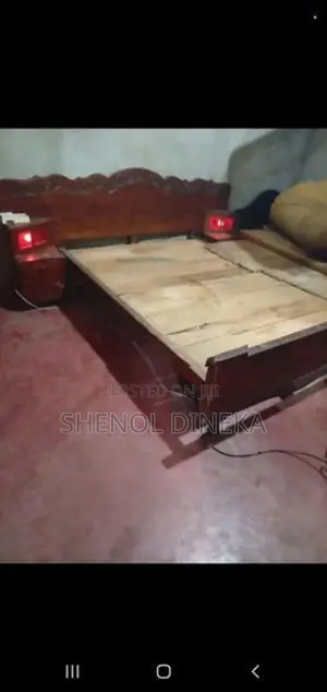 තෙක්ක ලියෙන් නිපදවන ලද සැපපහසු ඇදක්