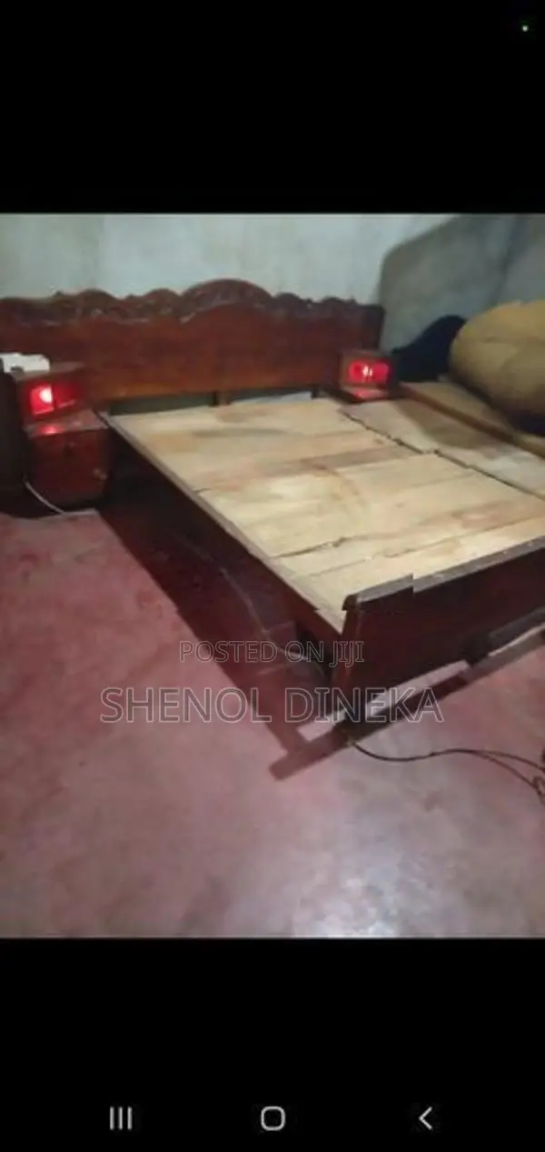 තෙක්ක ලියෙන් නිපදවන ලද සැපපහසු ඇදක්