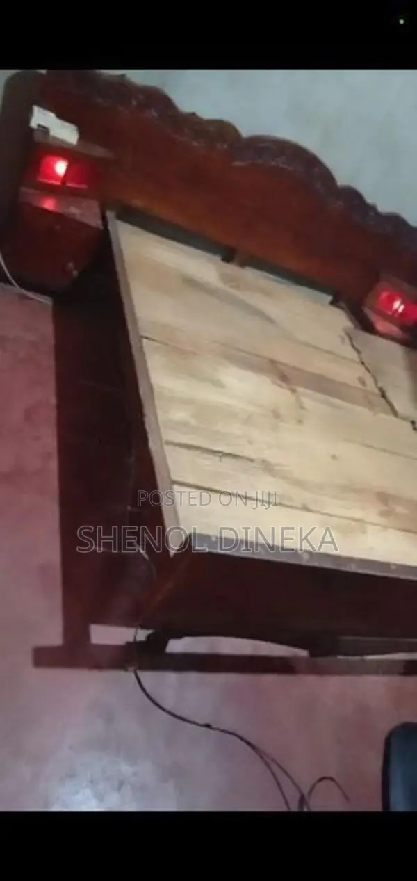 තෙක්ක ලියෙන් නිපදවන ලද සැපපහසු ඇදක්