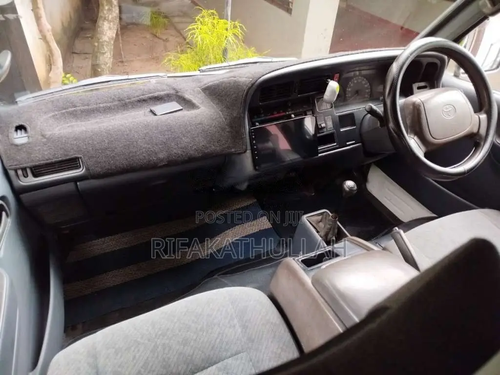 Toyota Dolphin HIACE LH113 2000 Van (Used)