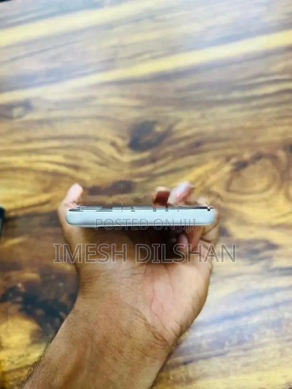 Apple iPhone SE 2 (Used)