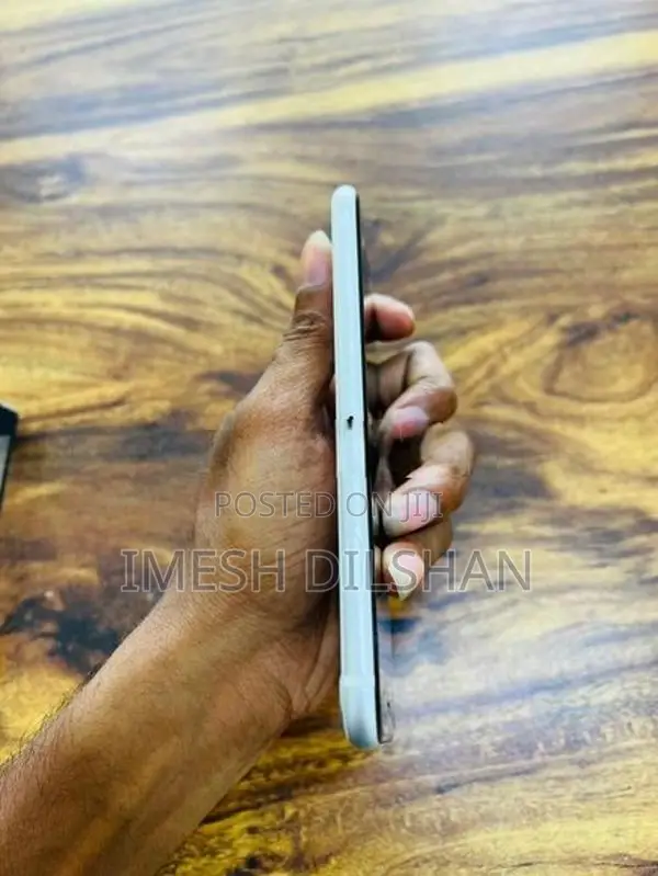 Apple iPhone SE 2 (Used)