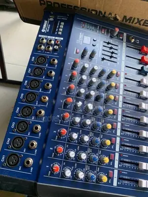 Yamaha MX 802D powered ( 800 W ) 12 channel Mixer