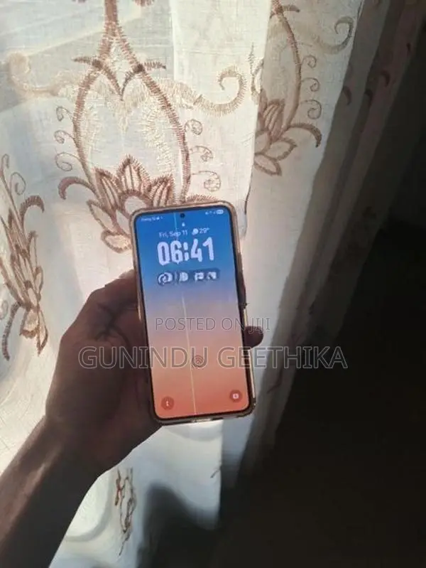 Samsung Galaxy S22 (Used)