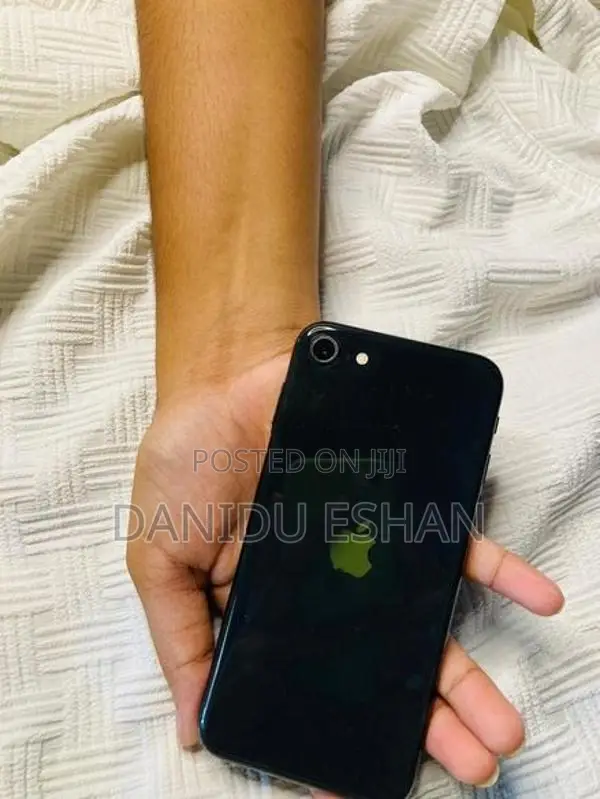 Apple iPhone SE 2 (Used)