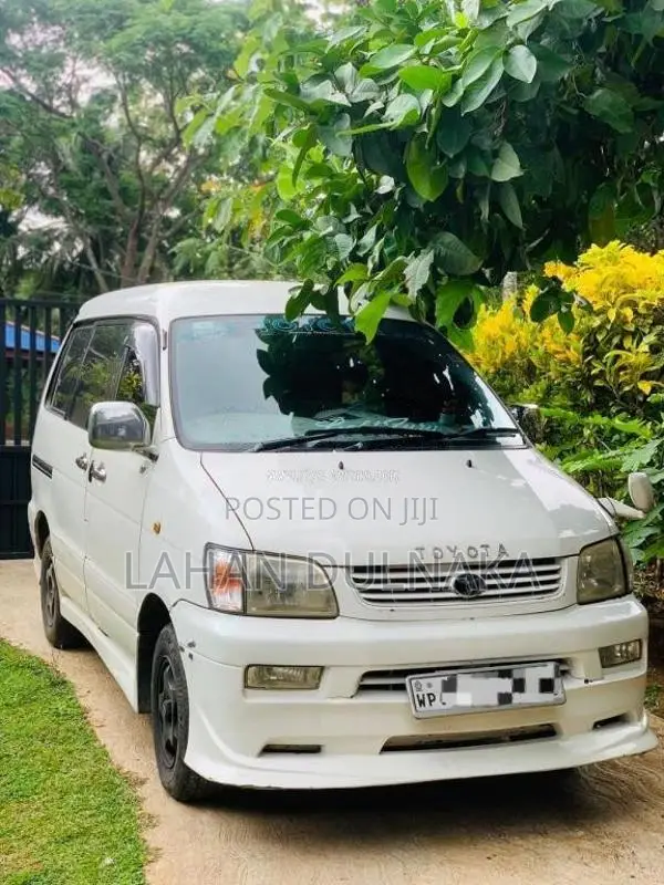 Toyota Noah 2000 Van (Used)