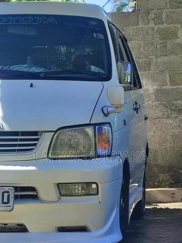 Toyota Noah 2000 Van (Used)