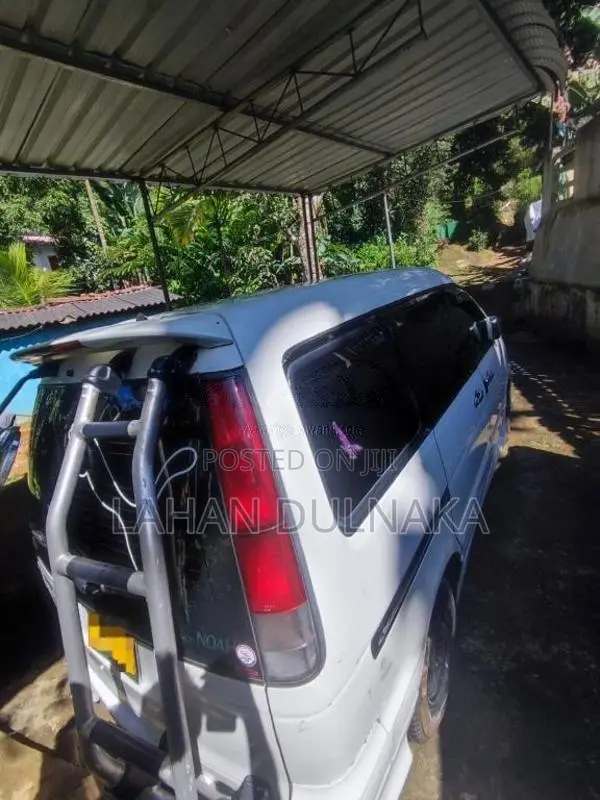 Toyota Noah 2000 Van (Used)