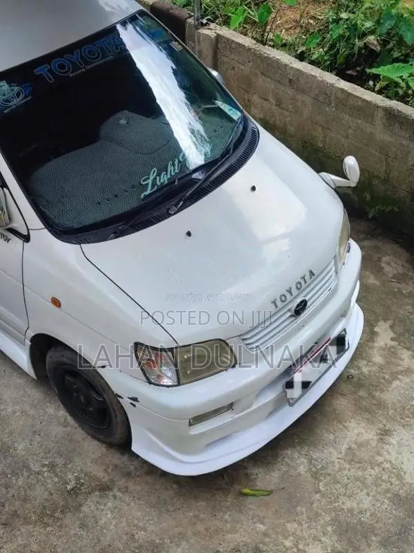 Toyota Noah 2000 Van (Used)
