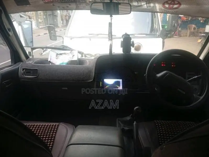 Toyota Dolphin 1996 Van (Used)