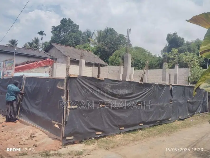 මල්කඩුවාව D.B. Welagedara Central College ඉදිරිපිට සම්පූර්ණ මහලක් කුලි