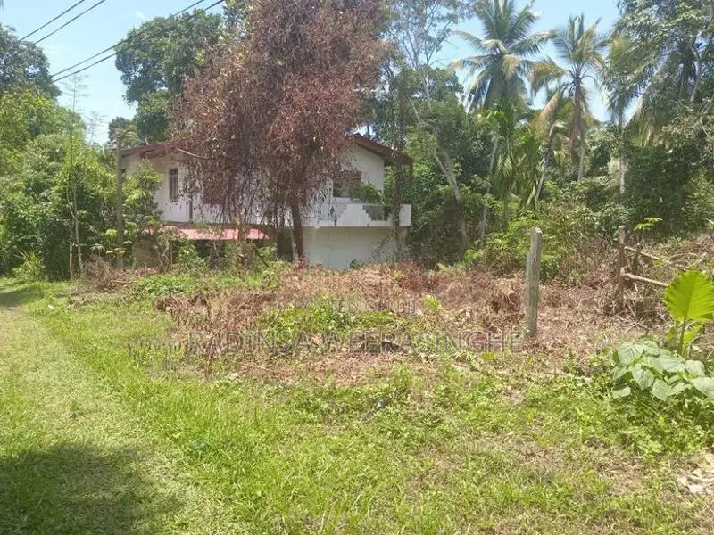 ඉඩම් දෙකක් විකිණීමට ඇත Moronthuduwa In Wadduwa
