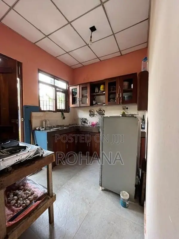 අංග සම්පූර්ණ නිවස සමග පර්චස් 10ක ඉඩම - මීගොඩ