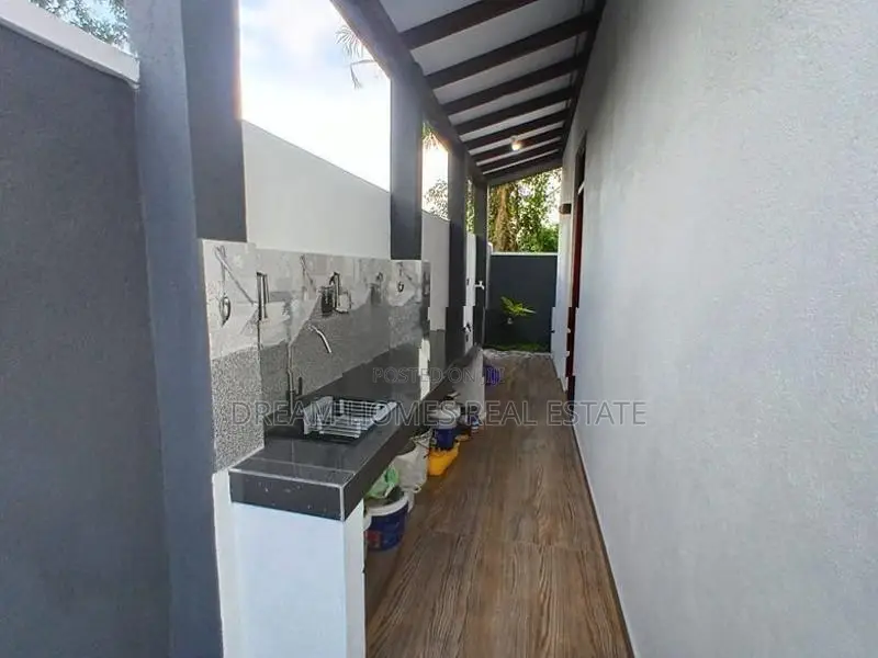 Three-Storey Modern House for Sale – Makandana, Kesbawa