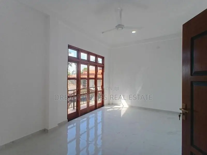 5BR House with Rooftop for Sale in Piliyandala
