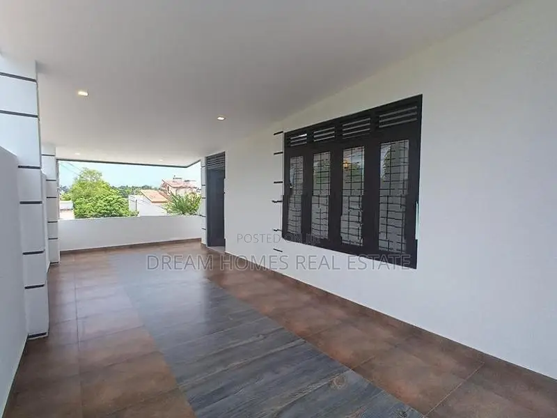 4 Bed with Ac - 2 Story House Piliyandala