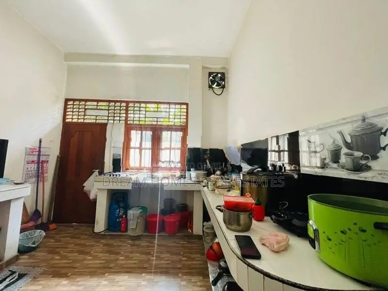 Spacious 5-Bedroom House for Sale in Kadawatha