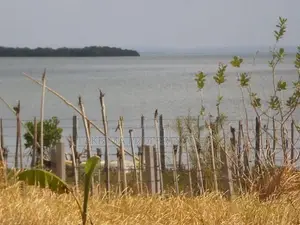 වික්ටෝරියා ජලාශයට මුහුණලා