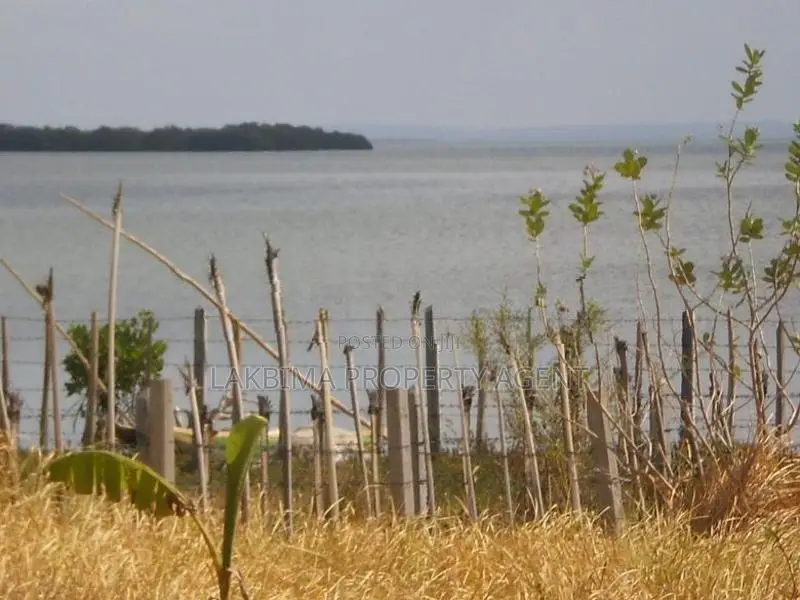 වික්ටෝරියා ජලාශයට මුහුණලා