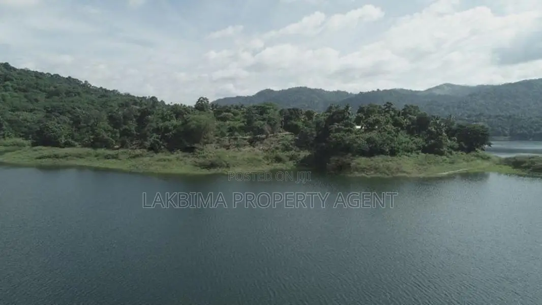 වික්ටෝරියා ජලාශයට මුහුණලා