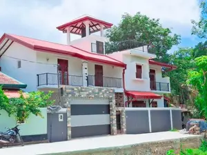 සුන්දර වෙල්යායකට මුහුණලා තෙමහල් නිවස විකිණීමට Piliyandala Kesbewa