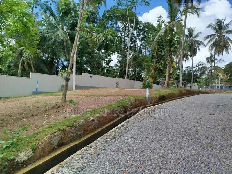 හෝමාගම රෝහල පාරෙන් බිම් කොටස් විකිණීමට