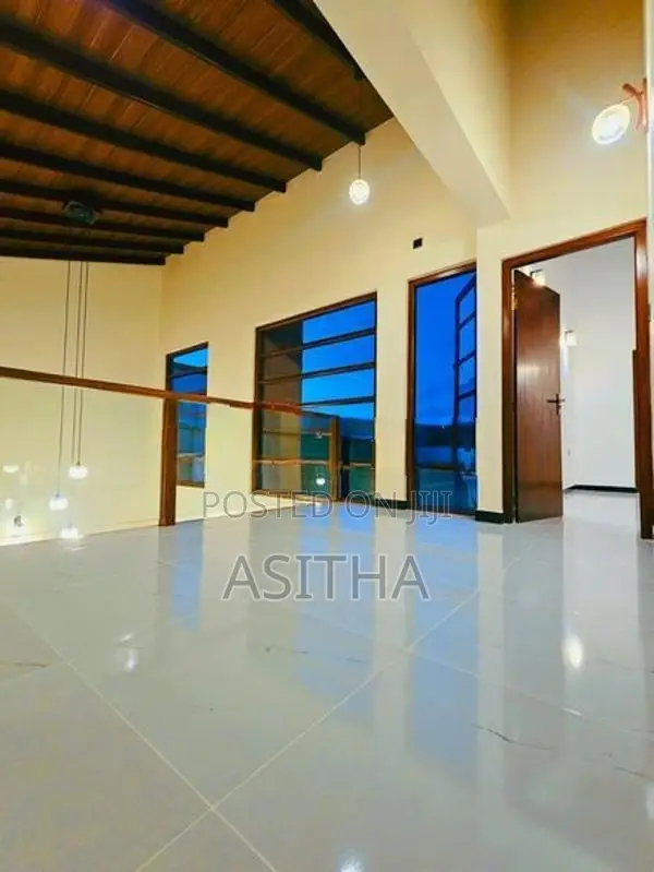 පදින්චි නොවු අලුත්ම දෙමහල් නිවස Koswatta