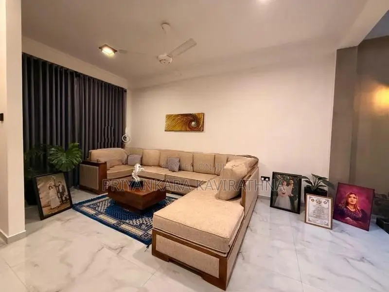 පිලියන්දල ටවුමෙන් ගෘහ භාණ්ඩ සමඟ සුකෝපබෝගී තෙමහල් නිවසක් විකිනීමට