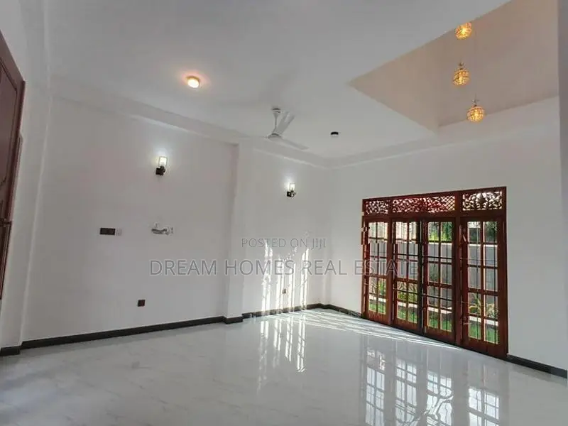 Three-Storey Modern House for Sale – Makandana, Kesbawa