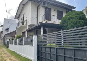 Upstairs House for Rent in Dehiwala – 2 Rooms, A/C, Hot Water Parking