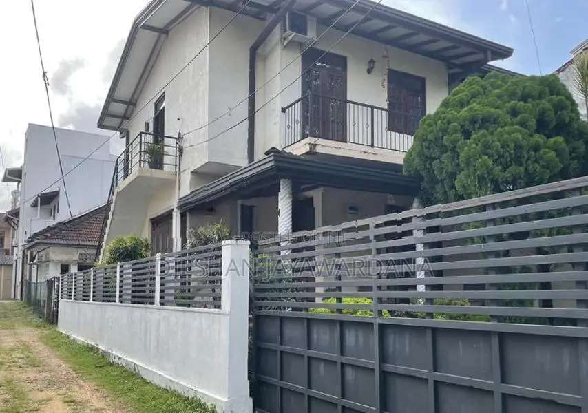 Upstairs House for Rent in Dehiwala – 2 Rooms, A/C, Hot Water Parking