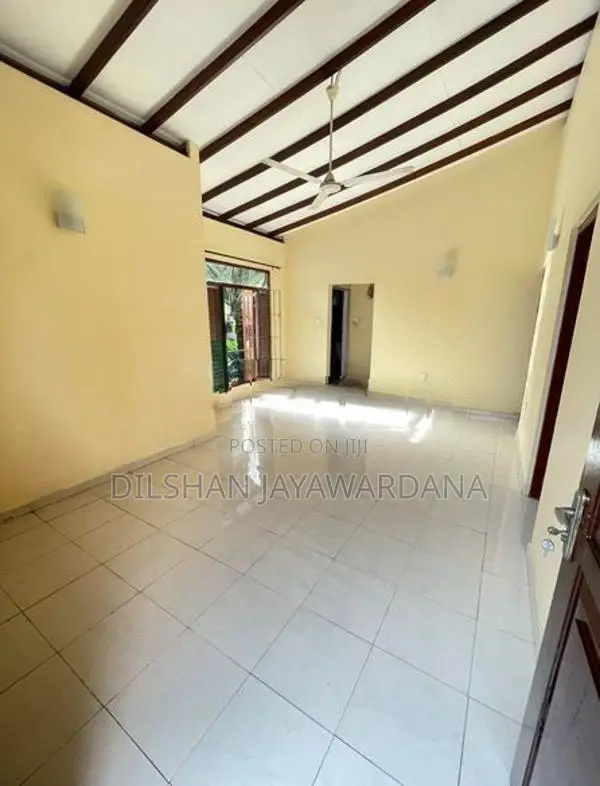 Upstairs House for Rent in Dehiwala – 2 Rooms, A/C, Hot Water Parking