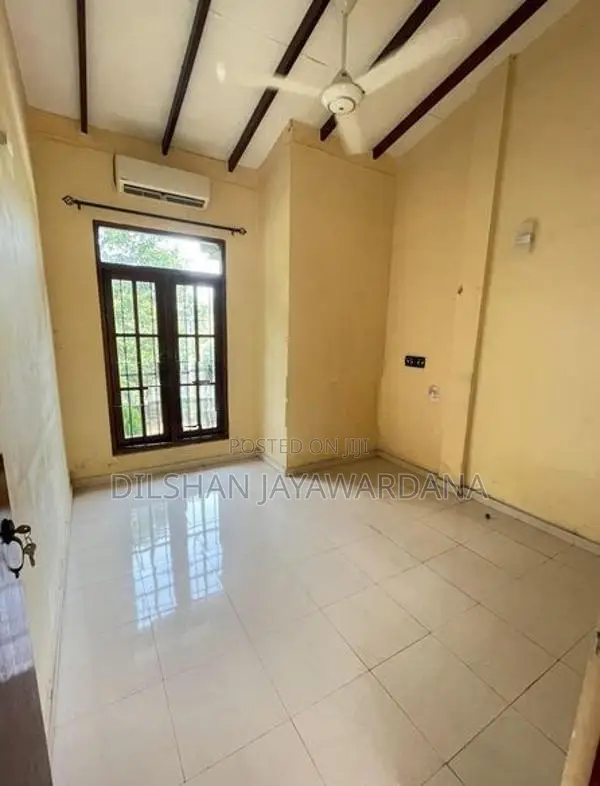 Upstairs House for Rent in Dehiwala – 2 Rooms, A/C, Hot Water Parking