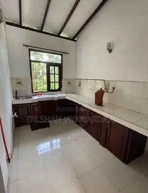 Upstairs House for Rent in Dehiwala – 2 Rooms, A/C, Hot Water Parking