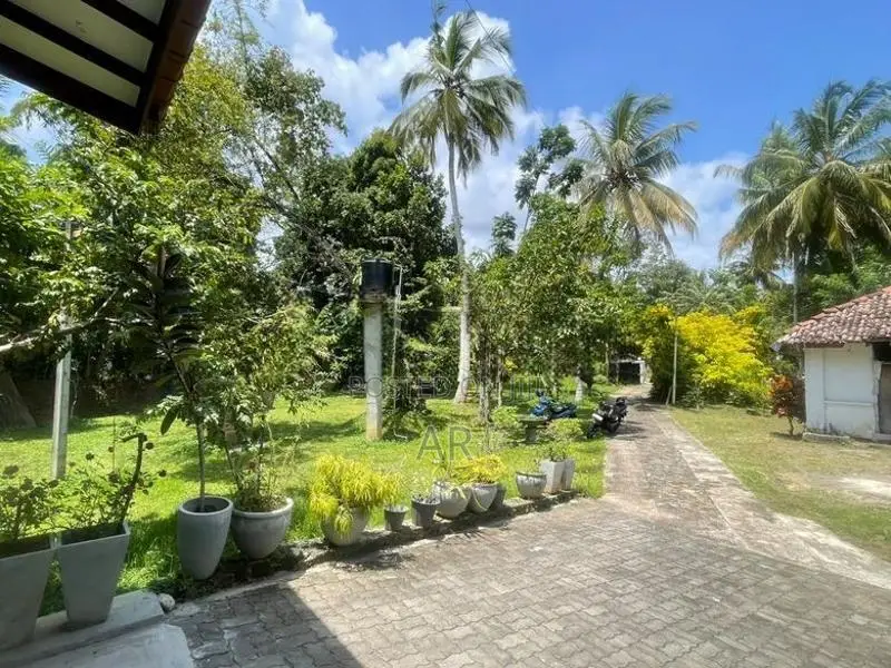 7 Bedroom Villa with 100perch Land in Habaraduwa for Sale