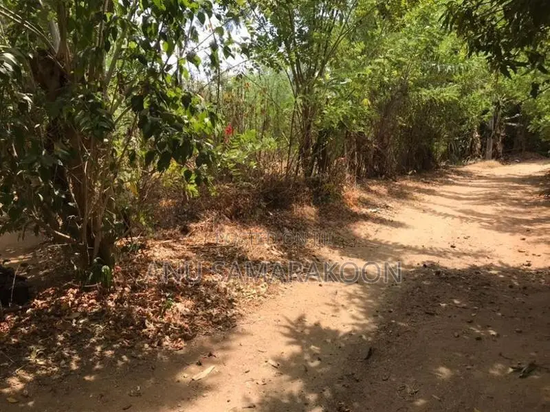 ⁣ගිරාදුරුකෝට්ටේ මෛත්‍රීගමෙන් පර්චස් 20ක ඉඩමක්