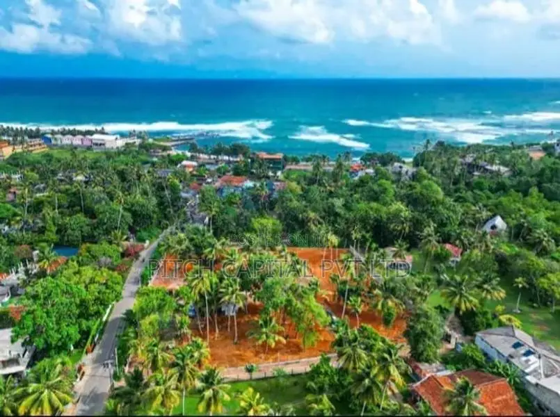 Midigama සංචාරක පුරවරයෙන් වටිනා  බිම්කොටස්
