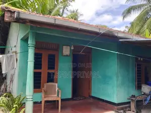 House with Land Near Main Road – Periyaneelavanai in Kalmunai