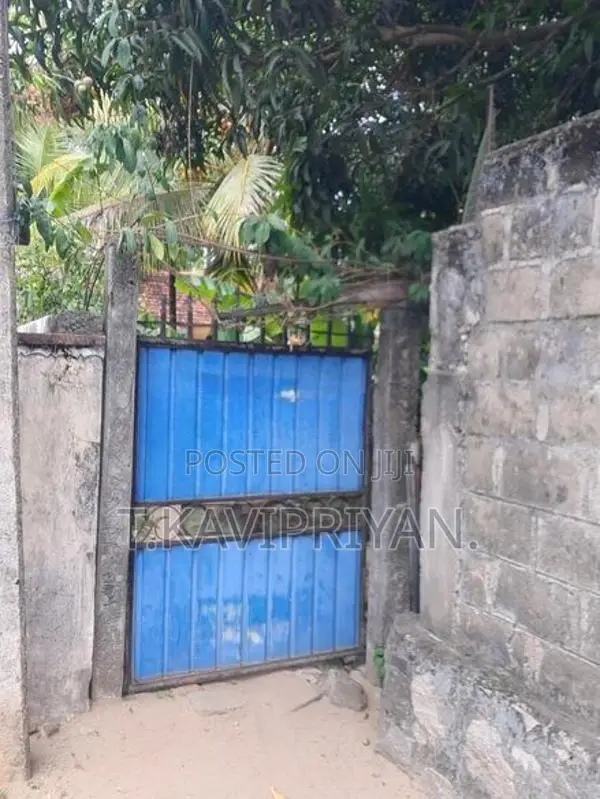 House with Land Near Main Road – Periyaneelavanai in Kalmunai